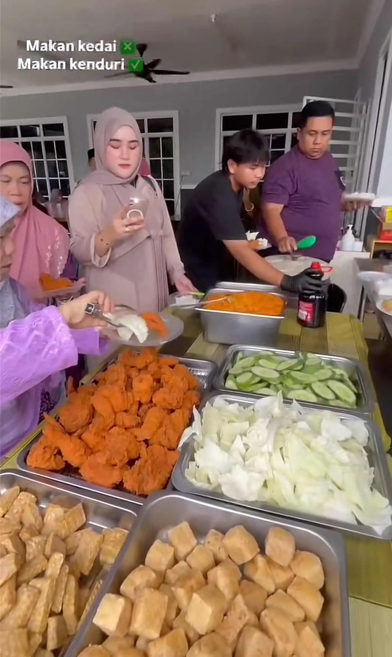 Guests having Ayam Gepuk at wedding
