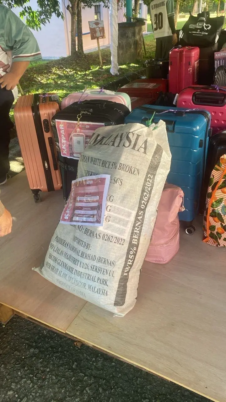 Sabah Girl Who Moved Into Uni Dorm Using Gunny Sack Gets Financial Support After Photo Goes Viral