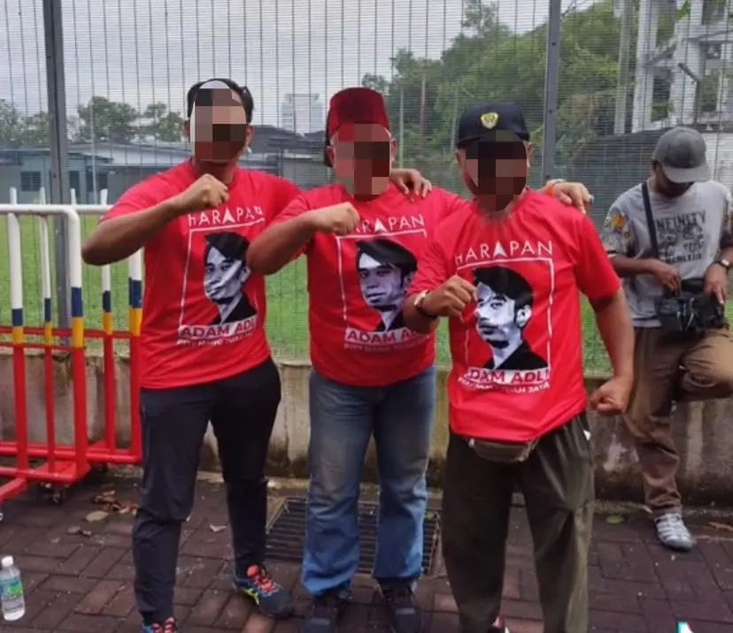 M'sian Man Joins Rallies Of Different Parties & Posed With The Free T-Shirts From The Parties