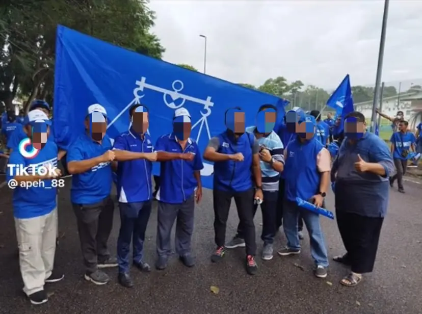 M'sian Man Joins Rallies Of Different Parties & Posed With The Free T-Shirts From The Parties