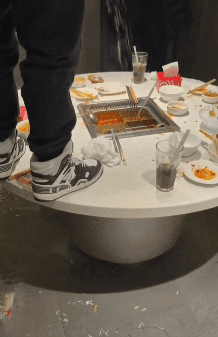 HaDiLao urinating incident in China (1)