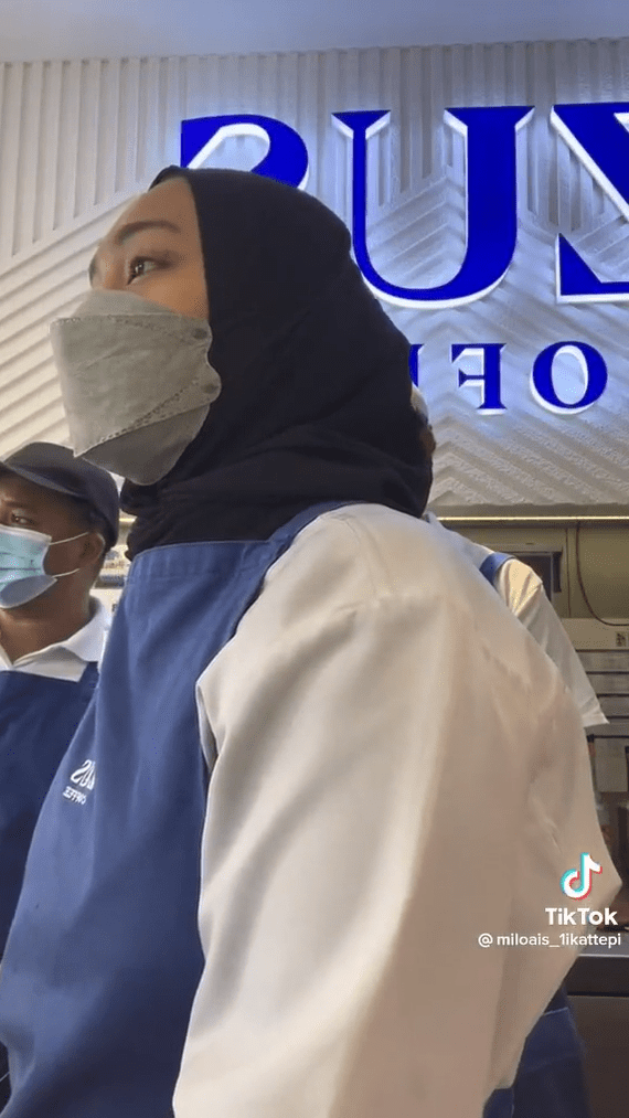 Zus Coffee staff talks to angry customer