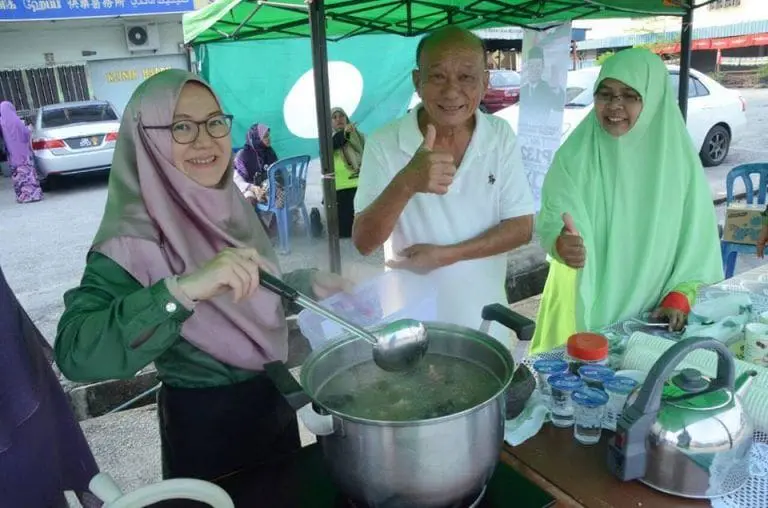 PAS members preparing halal bak kut teh