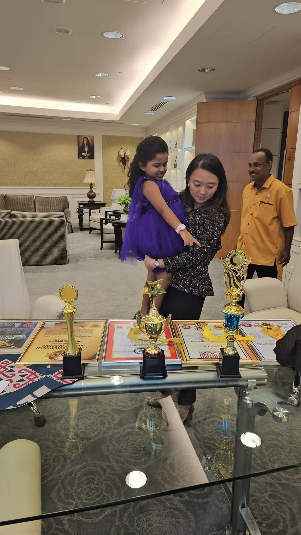 Hannah Yeoh carrying Thevissha Naidu