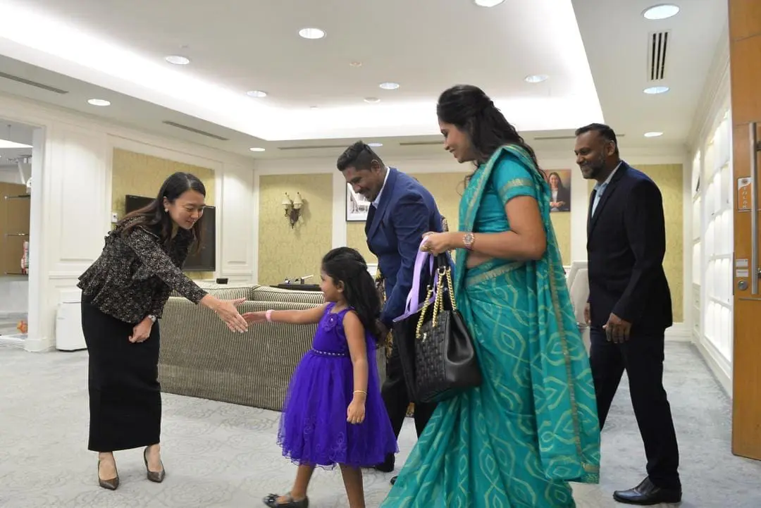 Hannah Yeoh shaking hands with Thevishha Naidu