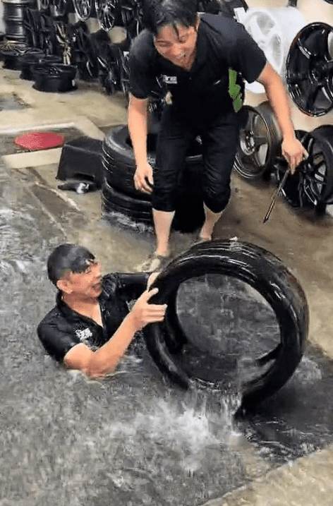 Having fun in flooded tyre shop (1)