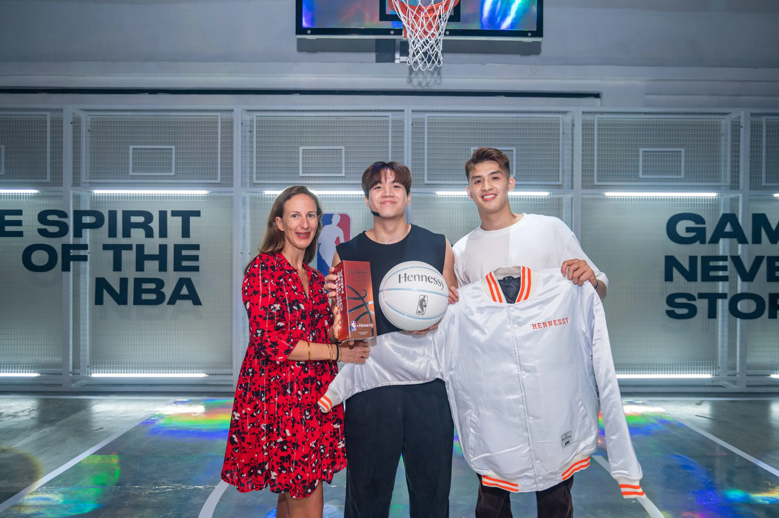 Hennessy x NBA - Nausicaa Charrier, Marketing Director of Moët Hennessy Singapore & Malaysia awards the two winners of the night.