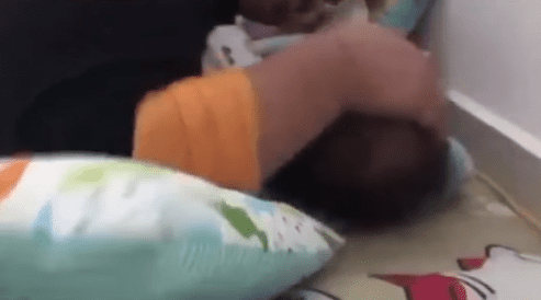 21yo M'sian babysitter hitting baby head while blowing its face.