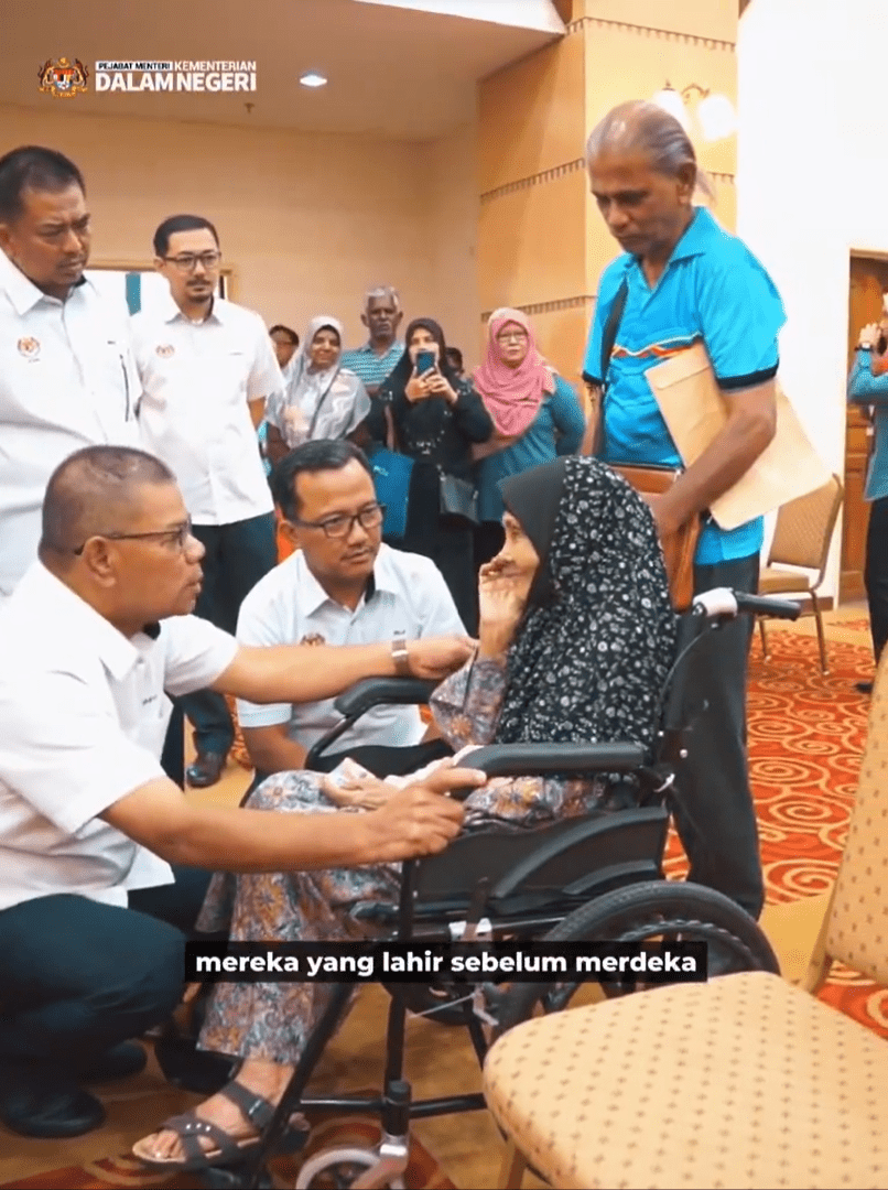 Home Minister Saifuddin Nasution talks to Malay lady