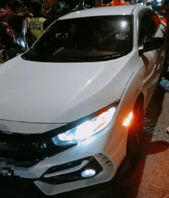 Honda Civic driven by M'sian couple that fell off Penang Bridge