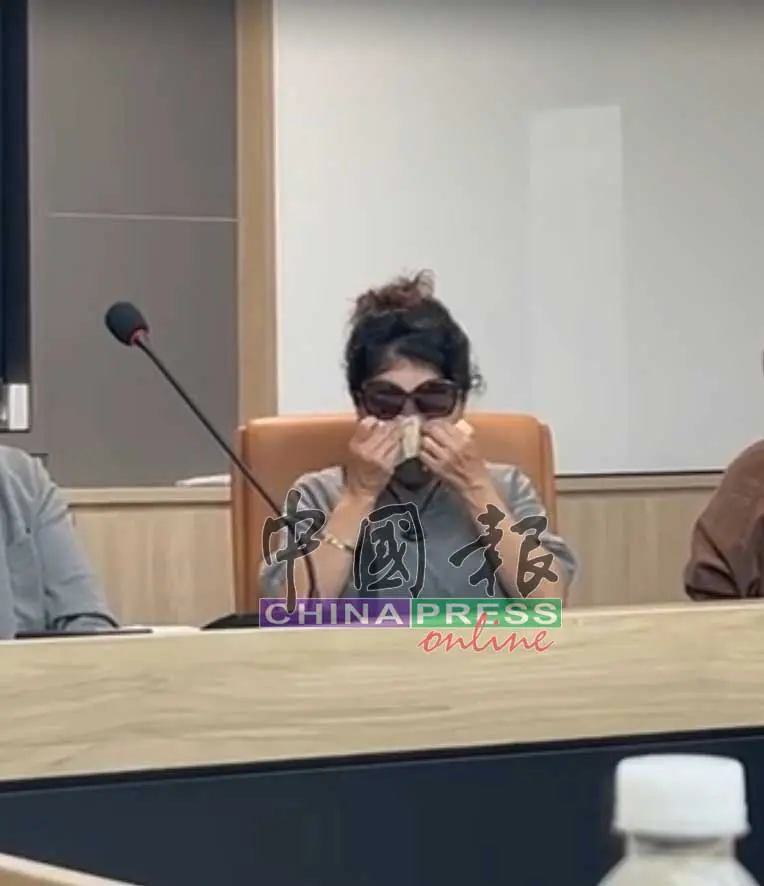 Hong Yongxing's mother crying