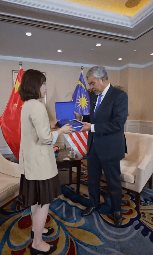 Husna handing over gift to Zahid