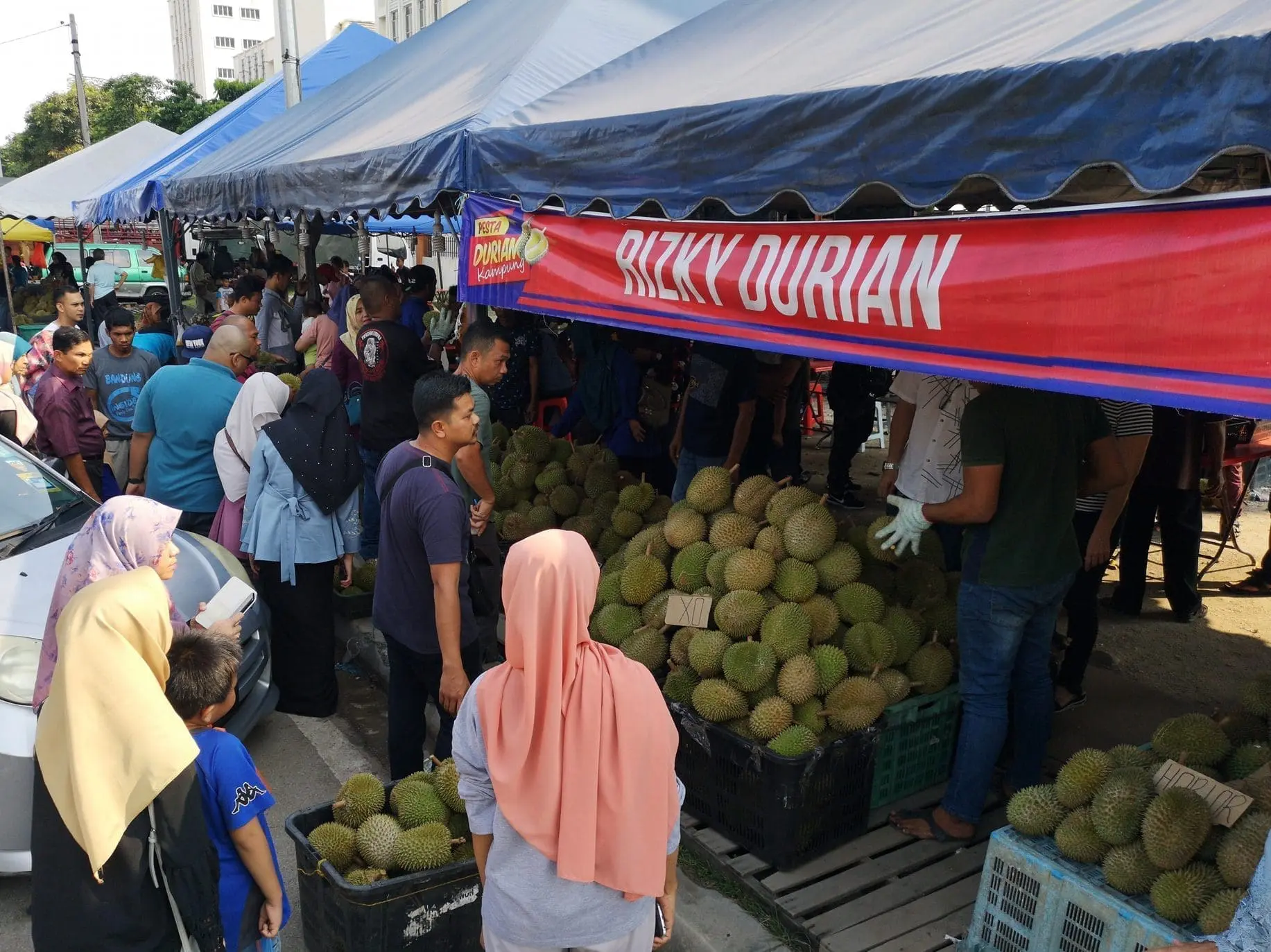 Pregnant women gets free durian from Rizky Durian