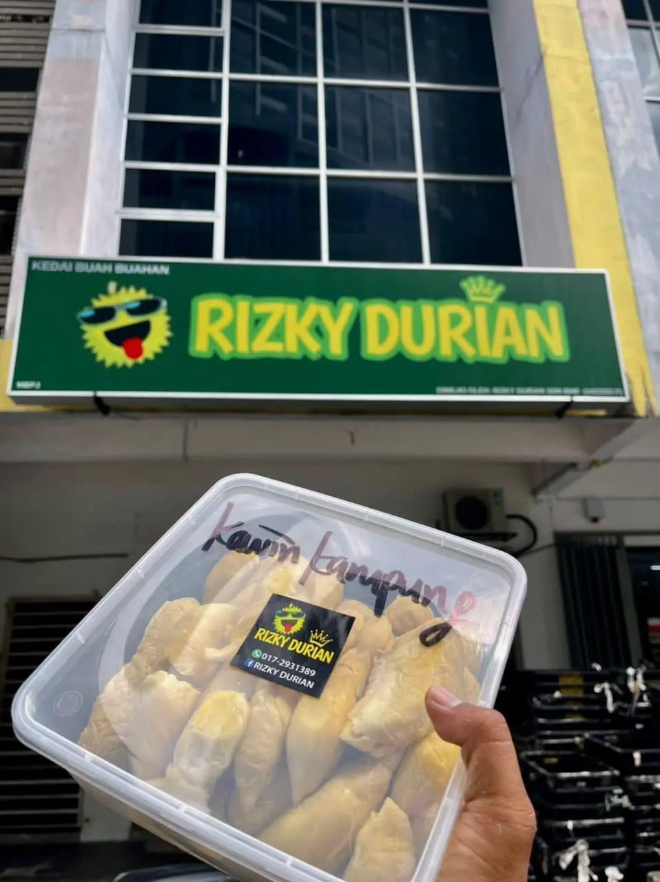 Pregnant women gets free durian from Rizky Durian