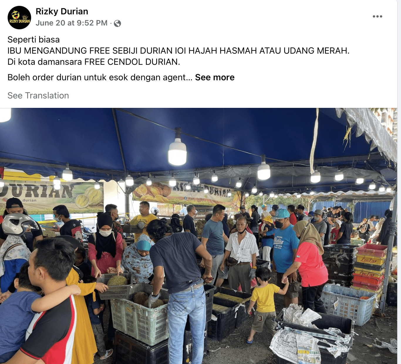 Pregnant women gets free durian from Rizky Durian