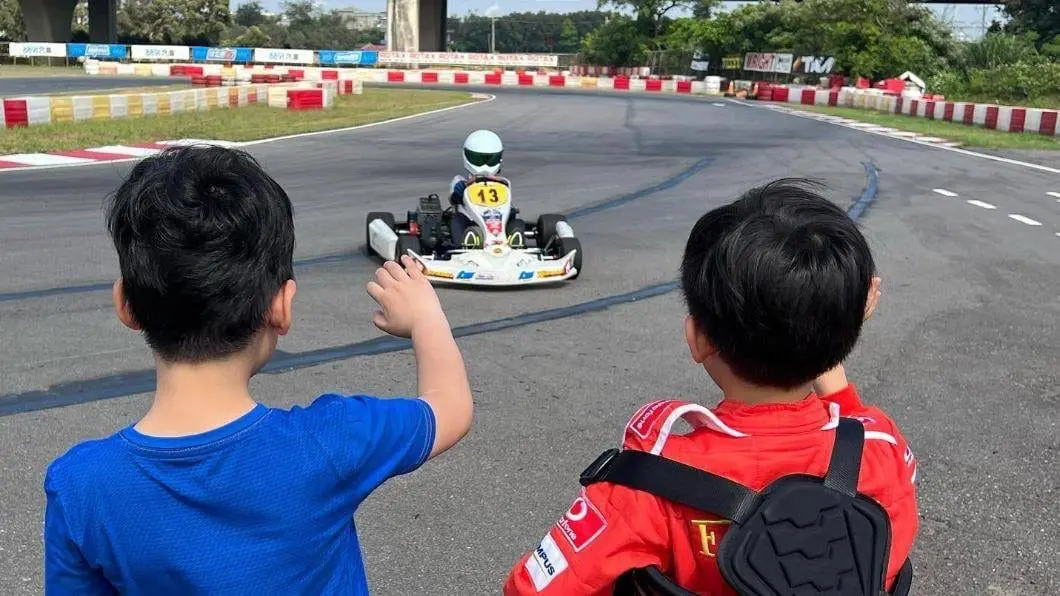 Taiwanese Singer Jimmy Lin's Tesla Crashed And Caught Fire When Going Out With His Son