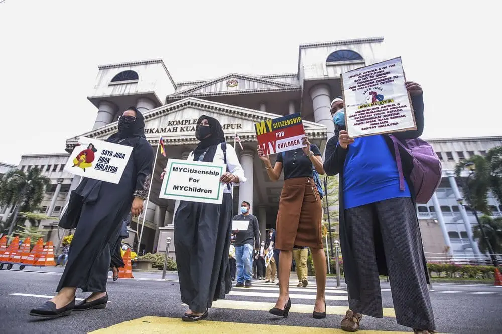 M'sian mothers protesting outside the Kuala Lumpur High Court