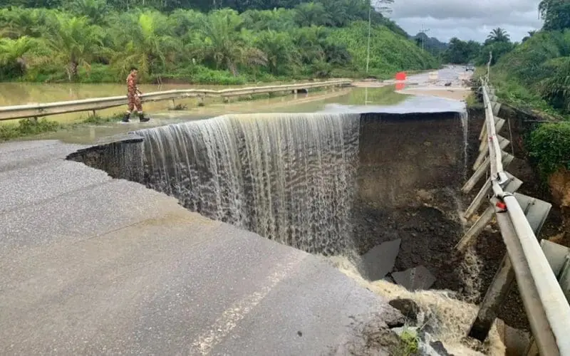 Borneo Highway Crumbled Down, As Flood Flushed Through It