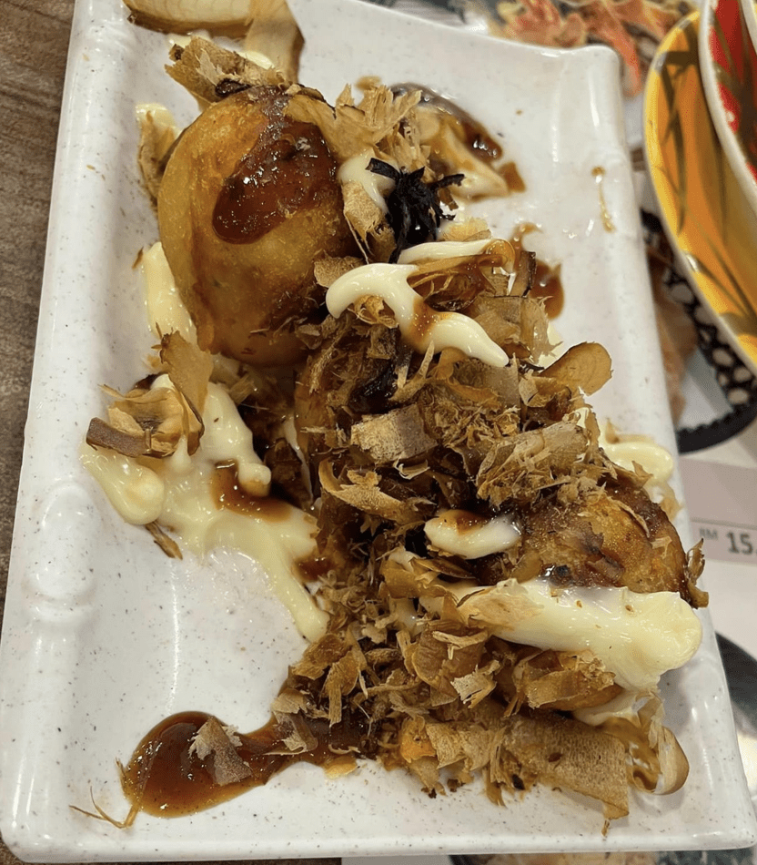 "Not My Problem!" — Restaurant Manager Denies Responsibility After Customer Finds Cockroach In Salad