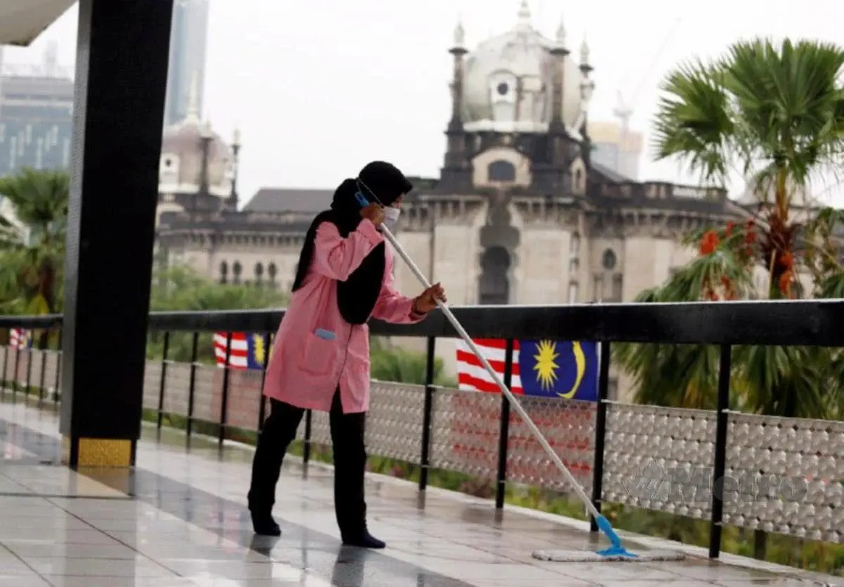 Kak Ning cleaning the National Mosque