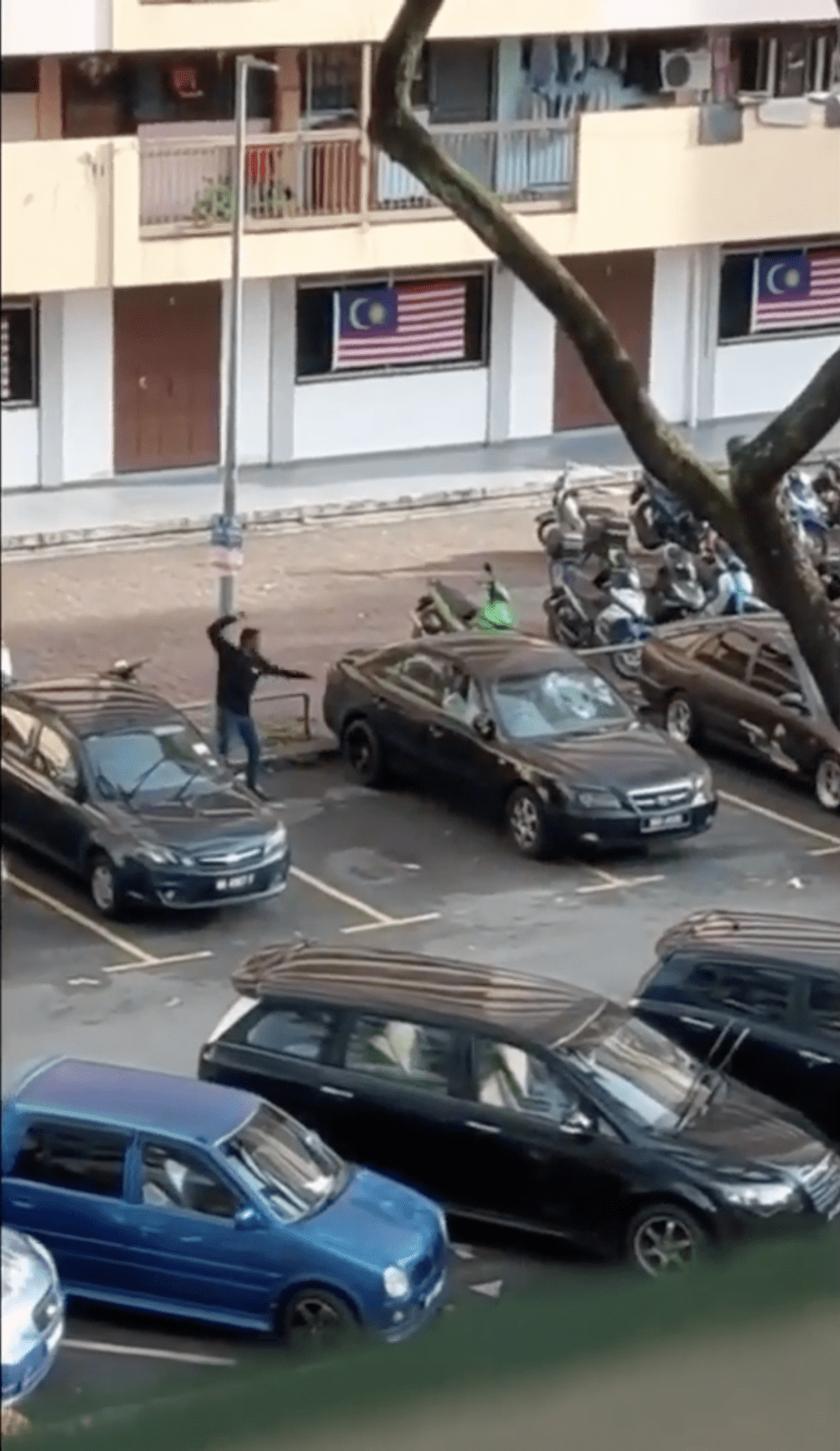 [VIDEO] M'sian Man Tore Down Windshield Wiper Of A Double Parking Car Ragingly