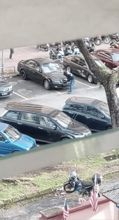 [VIDEO] M'sian Man Tore Down Windshield Wiper Of A Double Parking Car Ragingly