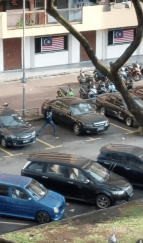 [VIDEO] M'sian Man Tore Down Windshield Wiper Of A Double Parking Car Ragingly