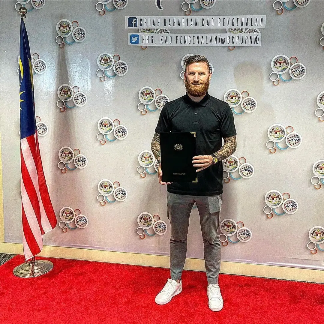 Lee Tuck receives Malaysian citizenship
