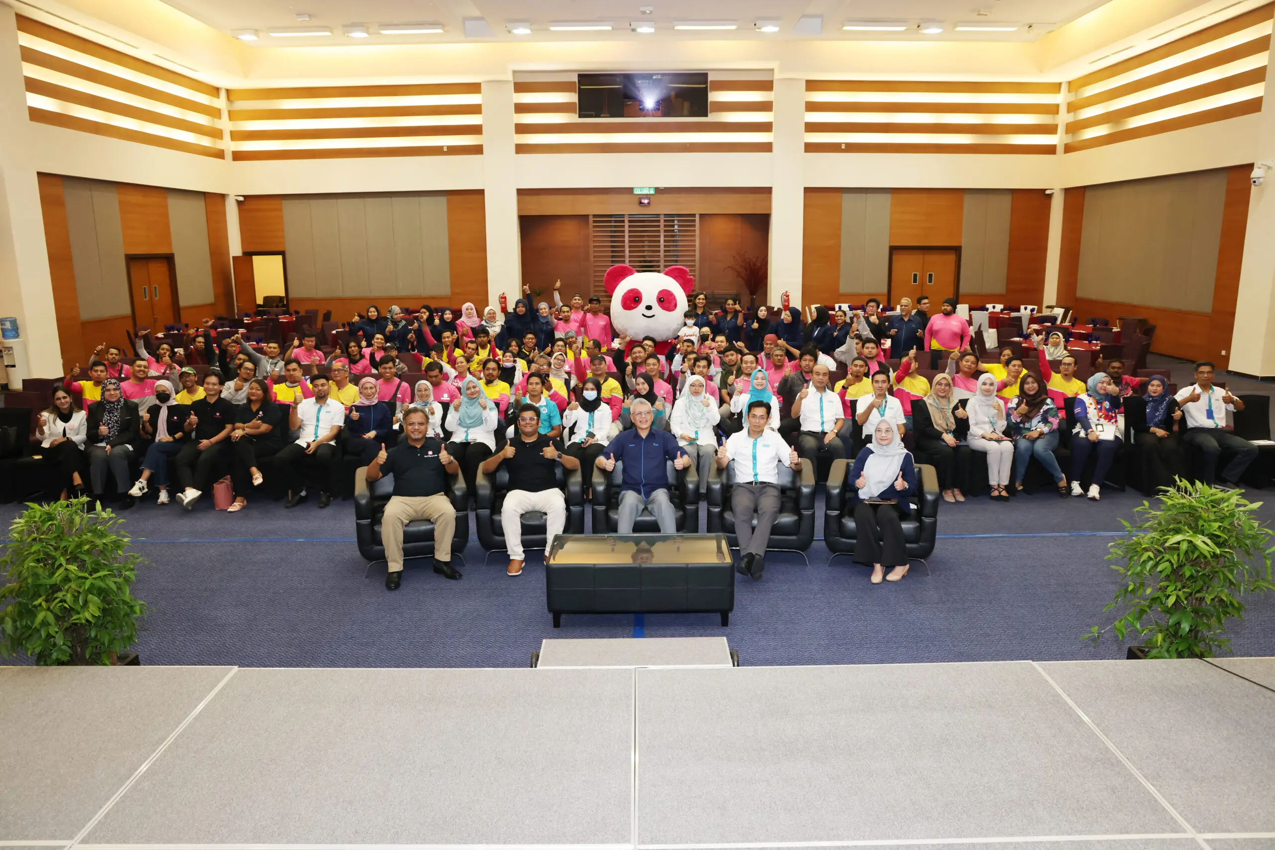 One for the picture_ Leadership team of AKPK, foodpanda and BSN with staff and foodpanda riders.
