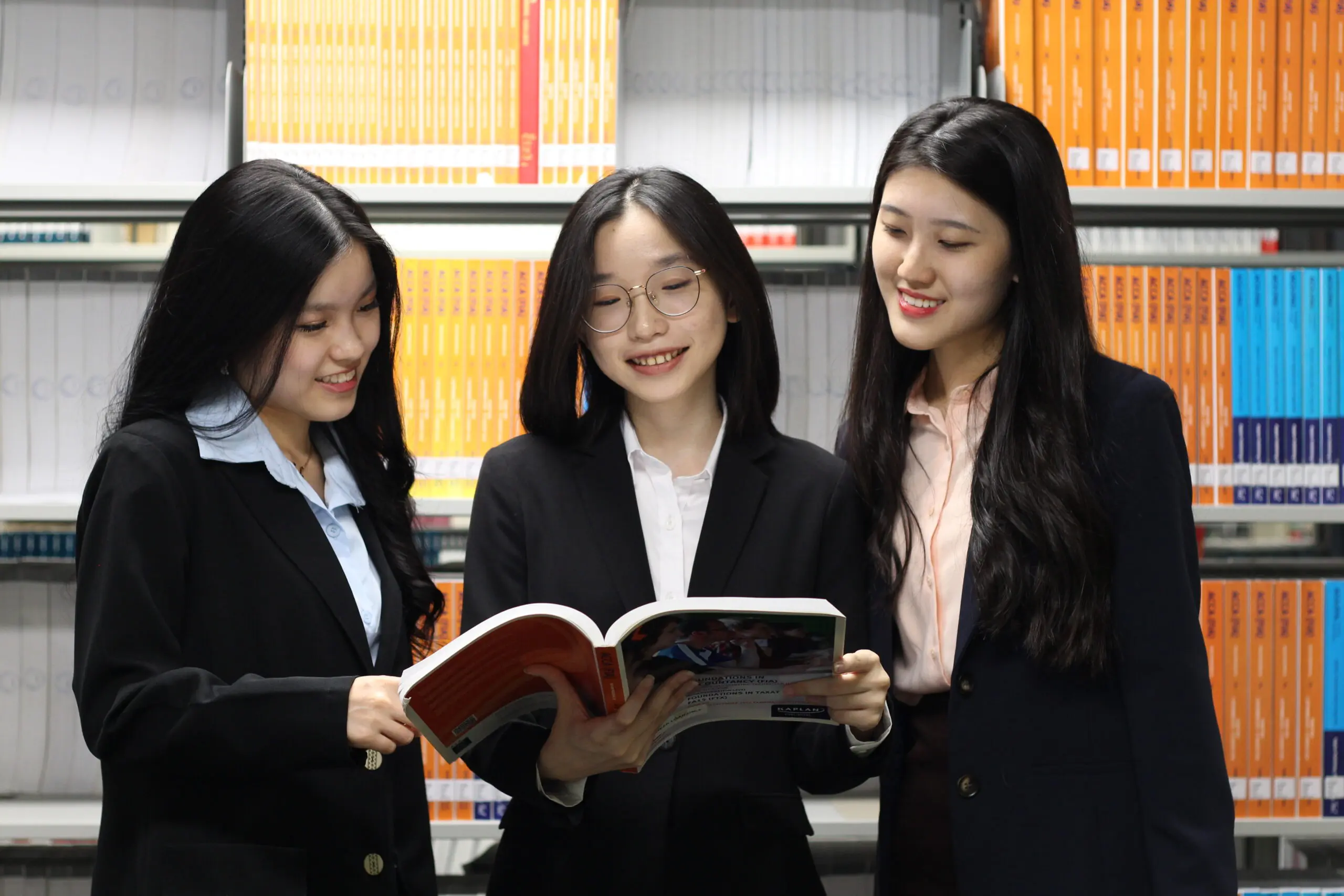Nicole Teng Lei See (Malaysia 2nd Top Affiliate), Lim Hui Ning (Malaysia Prize,
Advanced Audit and Assurance), Ling Yoke Qi (Malaysia 3rd Top Affiliate)
