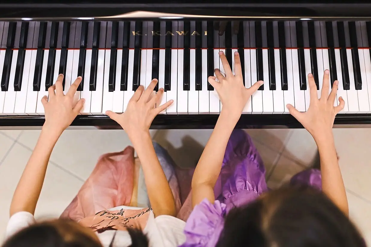 Ulrika Lee Yuen Thong and Felice Lee Ying Theng playing the piano