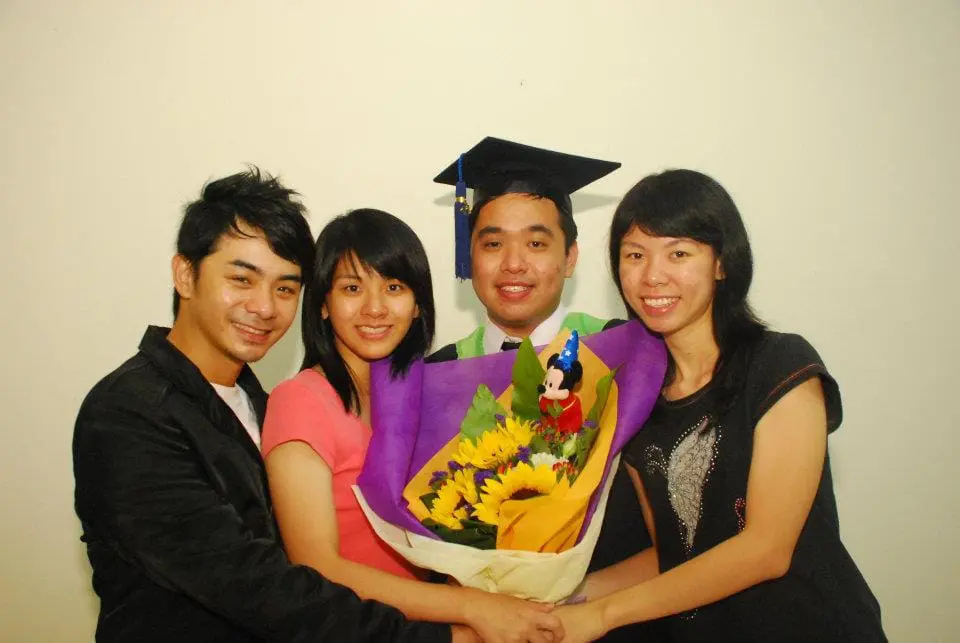 CK Loh and his siblings on his graduation (Photo provided to WeirdKaya)