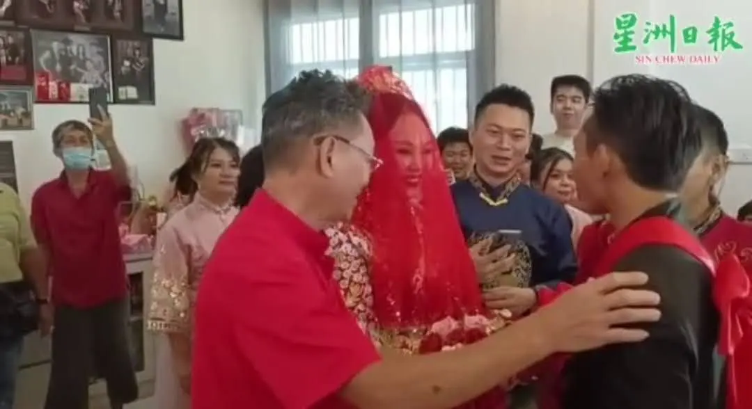 Malay Man and Chinese Woman Have Traditional Chinese Wedding Ceremony