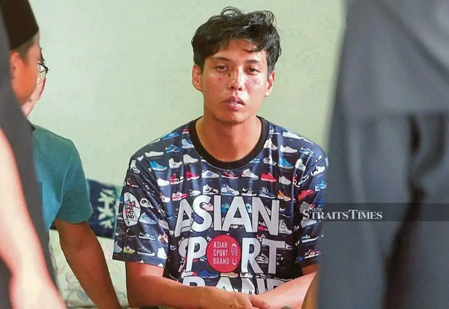 M'sian Man Seen Wailing As Wife Burns In Fiery Crash Along North-South Expressway