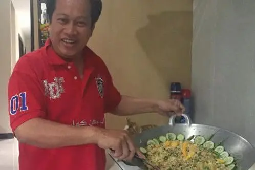 Ahmad Maslan frying rice