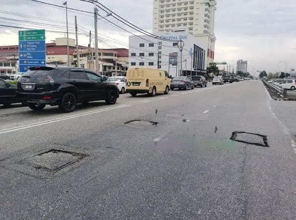 Uneven manhold cover at Jalan Merah, Batu Pahat