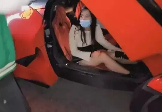 China Influencer's female guest