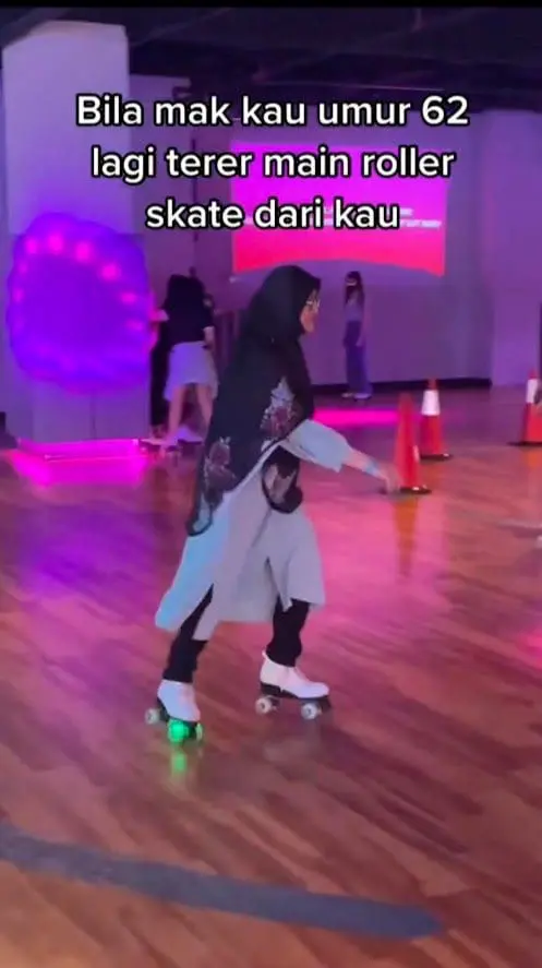62yo M'sian Makcik Shows Off Roller Skating Skills, Wows Netizens