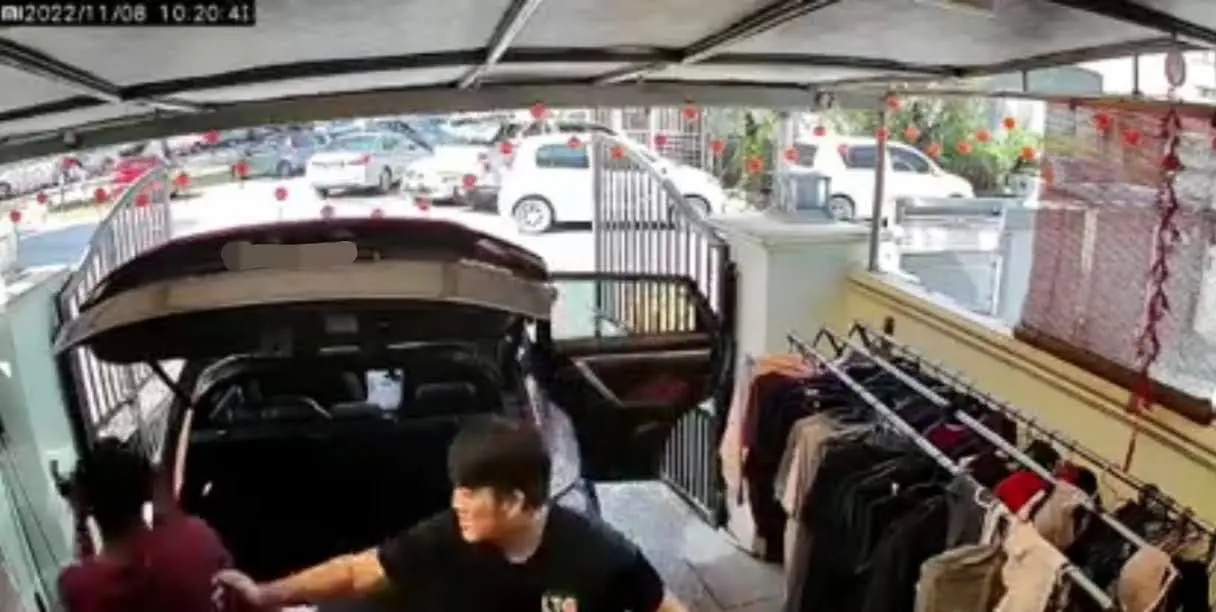 Thief Enters House In Broad Daylight - Steals RM7 000 Phone From Living Room