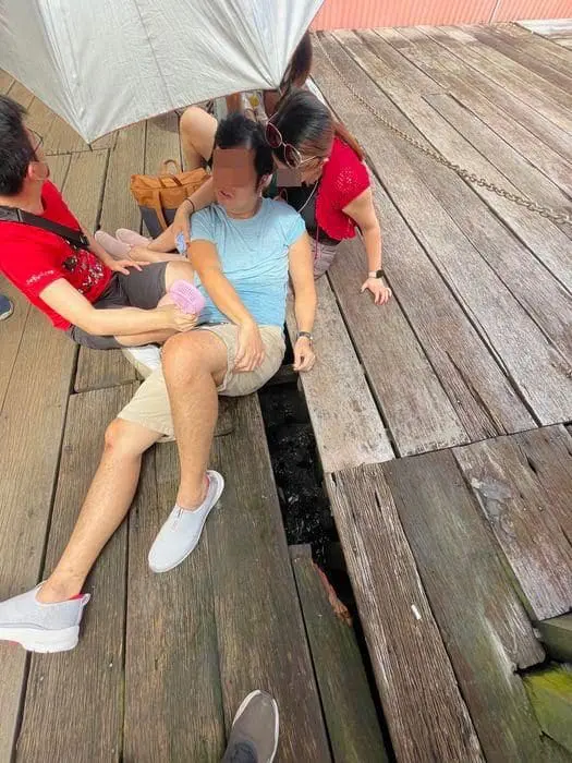 SG tourist injures arm at Chew Jetty