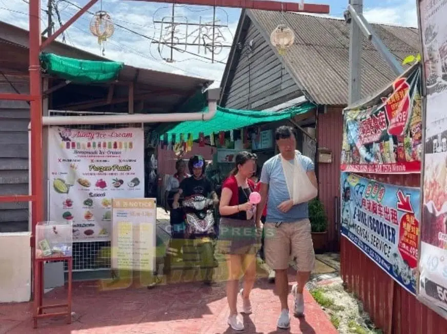 SG tourist injures arm at Chew Jetty