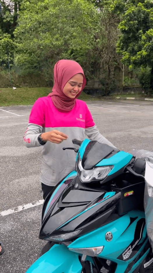 Preacher Ebit Lew Gifts Single Mom Who Works As foodpanda Walker A New Motorcycle