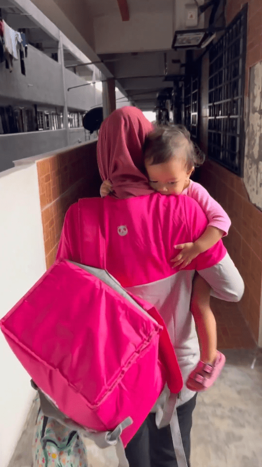 Preacher Ebit Lew Gifts Single Mom Who Works As foodpanda Walker A New Motorcycle