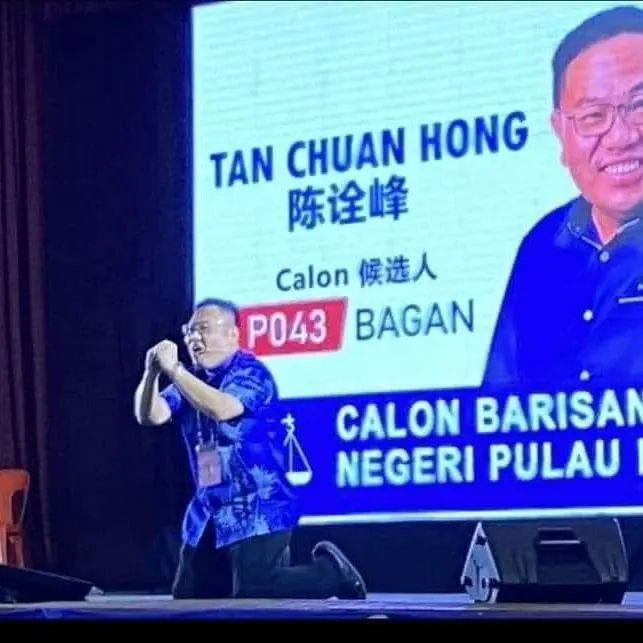 "I'm Not Begging For Votes"— Penang MCA Candidate Gets To His Knees & Tells M'sians To Stop DAP's Rule