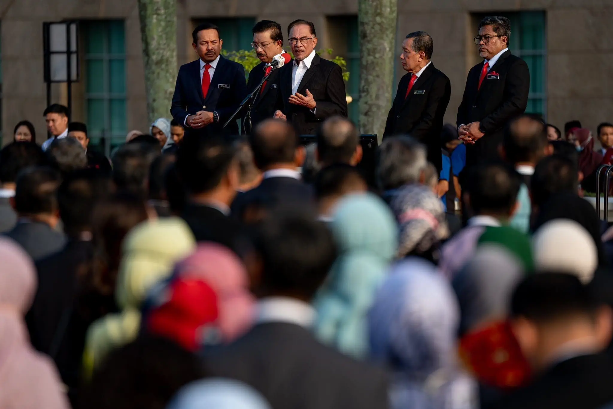 "No Tenders, No Procurements Process"- Anwar Ibrahim Urges Civil Servants To Save Malaysia From Corruption & Leakages