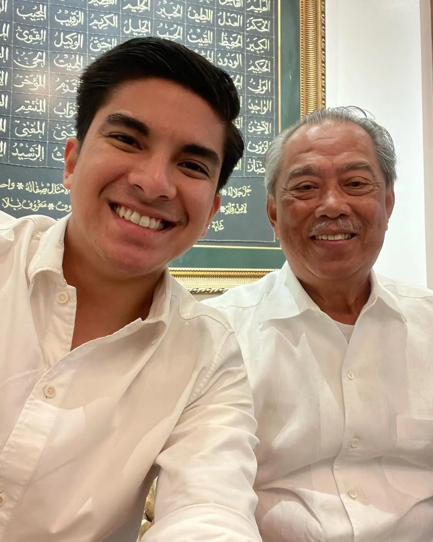 Syed Saddiq taking a selfie with Muhyiddin