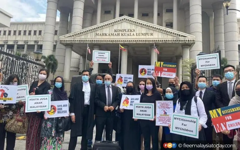 M'sian mothers standing outside the KL High Court