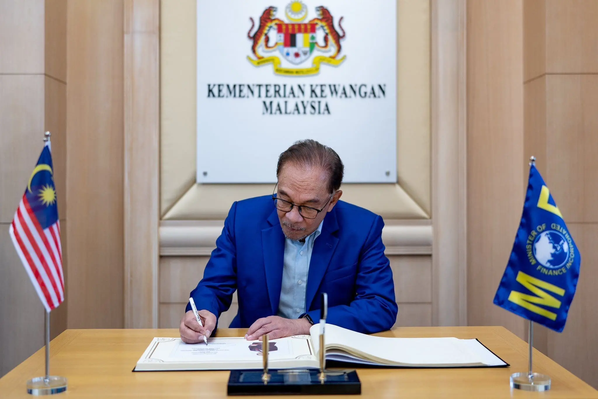 Ever Wondered Why Anwar Doesn't Wear A Tie? Here's The Reason