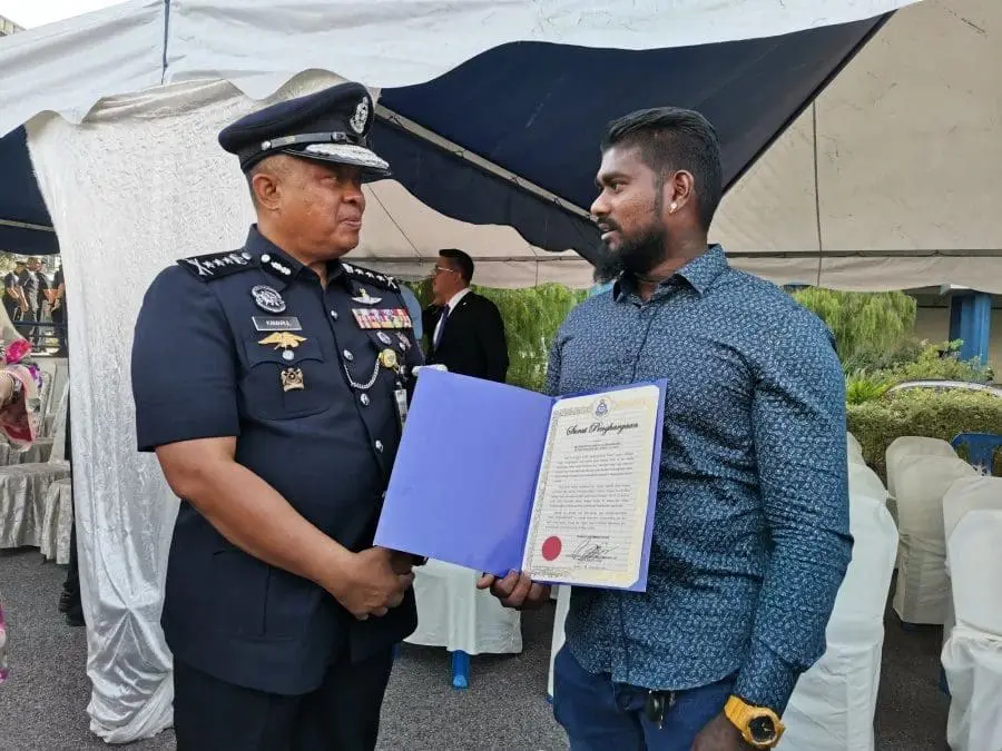 Man receives award from Johor police 