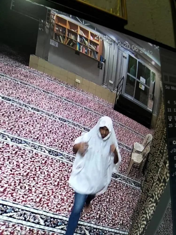 M'sian Man Steals iPhone X In Shah Alam Mosque While Dressed In A Telekung